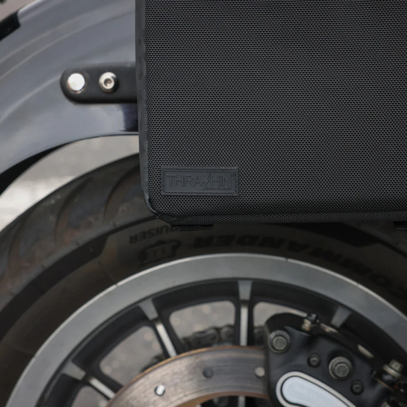 Thrashin Supply Essential Base 10L Überwurf-Motorrad-Satteltaschen-Set
