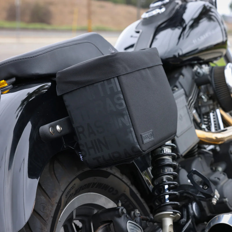 Thrashin Supply Essential Base 10L Überwurf-Motorrad-Satteltaschen-Set