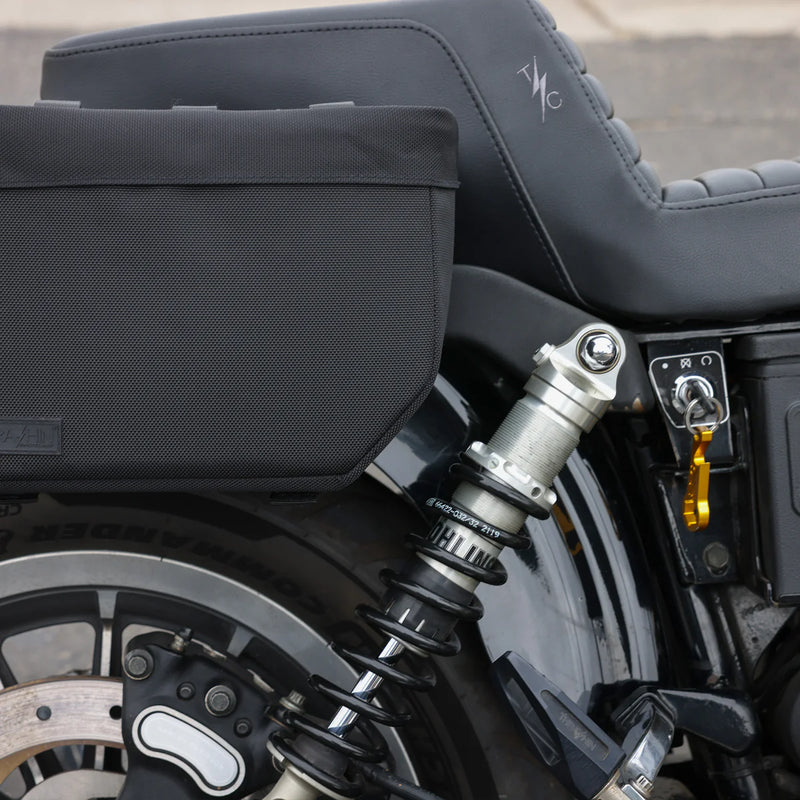 Thrashin Supply Essential Base 10L Überwurf-Motorrad-Satteltaschen-Set