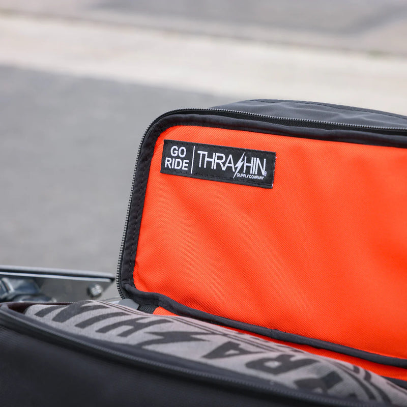 Thrashin Supply Essential Base 10L Überwurf-Motorrad-Satteltaschen-Set