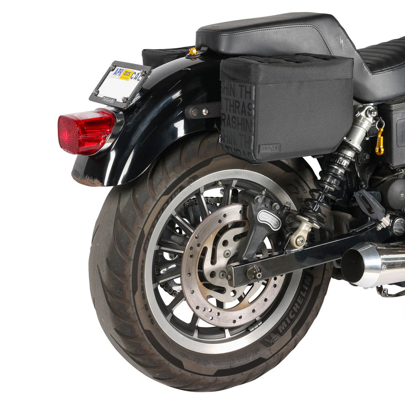 Thrashin Supply Essential Base 10L Überwurf-Motorrad-Satteltaschen-Set