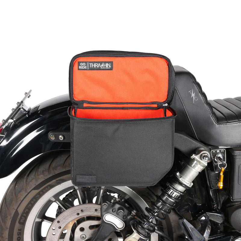Thrashin Supply Essential Base 10L Überwurf-Motorrad-Satteltaschen-Set