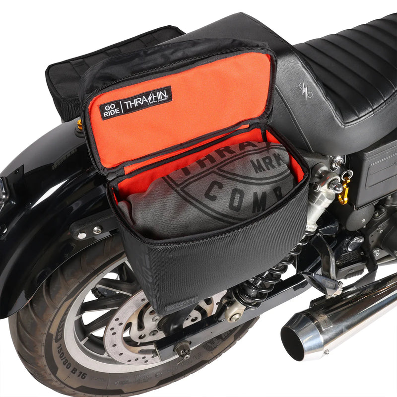 Thrashin Supply Essential Base 10L Überwurf-Motorrad-Satteltaschen-Set
