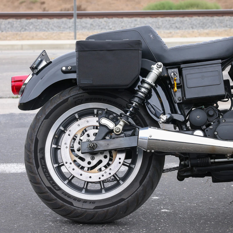 Thrashin Supply Essential Base 10L Überwurf-Motorrad-Satteltaschen-Set