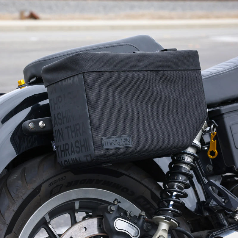 Thrashin Supply Escape Base 18L Überwurf-Motorrad-Satteltaschen-Set