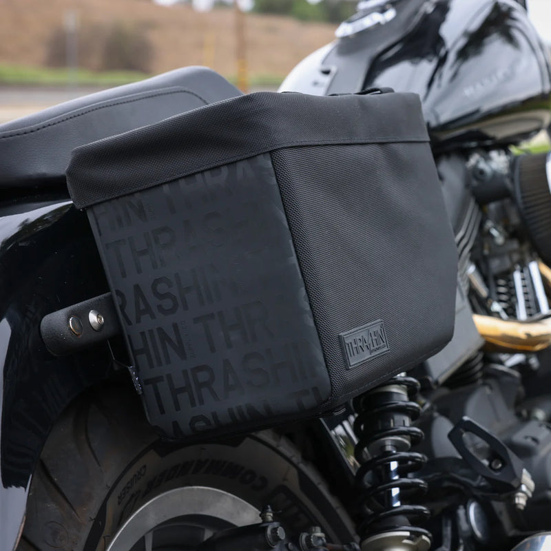 Thrashin Supply Escape Base 18L Überwurf-Motorrad-Satteltaschen-Set