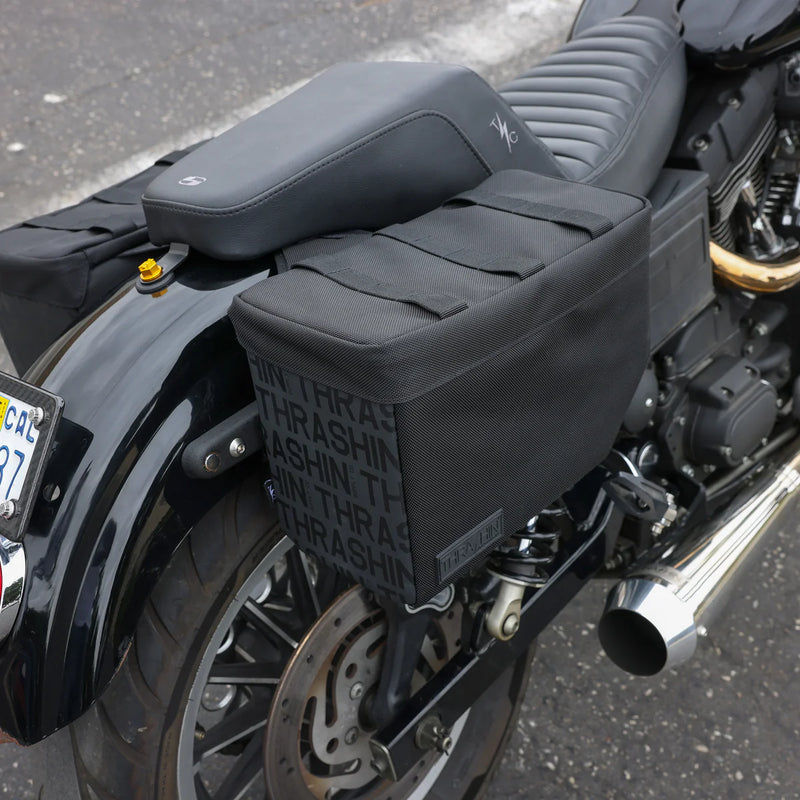 Thrashin Supply Escape Base 18L Überwurf-Motorrad-Satteltaschen-Set